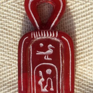 "nœud d'isis rouge en stéatite"